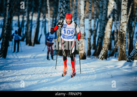 Rivalité jeune athlète course les skieurs en hiver forest style classique au cours de championnat de France en ski de fond Banque D'Images