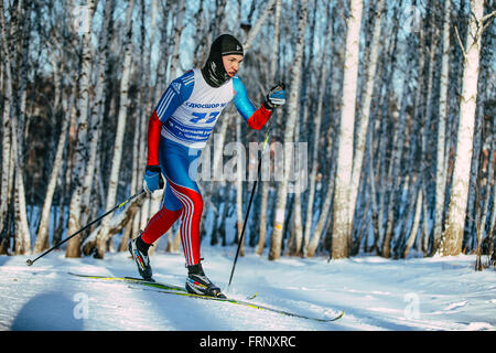 Young male skier style classique dans une forêt de bouleaux d'hiver sur les sentiers au cours de championnat de France en ski de fond Banque D'Images