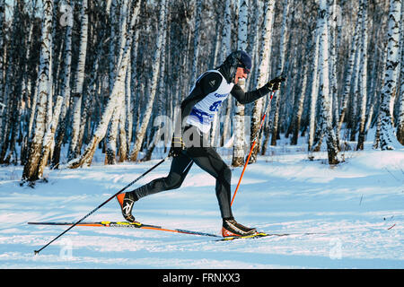 Vue latérale de l'athlète jeune skieuse course de sprint en style classique au cours du championnat de France en ski de fond Banque D'Images