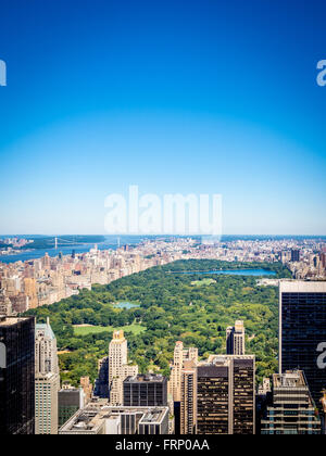 Central Park, New York City vue depuis le pont d'observation du Rockefeller Center, New York City, USA. George Washington Br Banque D'Images