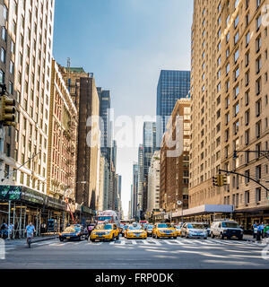 Rue avec trafic, New York City, USA. Banque D'Images