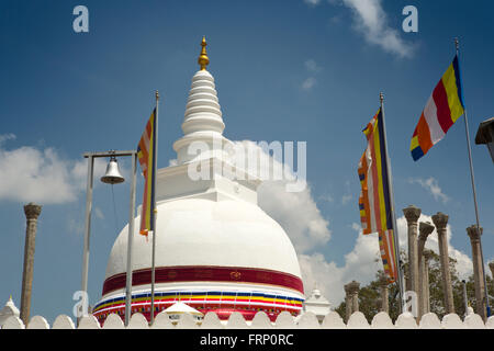 Anuradhapura, Sri Lanka, Thuparamaya Dagoba bouddhiste theravada, site de premier temple de la dent Banque D'Images