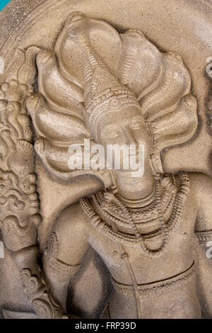 Sri Lanka, Anuradhapura, Sri Maha Bodi, temple Avalokiteshvara sculpté figure avec cobra hood Banque D'Images