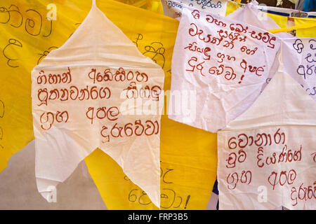 Sri Lanka, Anuradhapura, Sri Maha Bodi temple, les drapeaux de prières liées à l'arbre sacré Bo, Banque D'Images