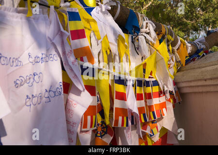 Sri Lanka, Anuradhapura, Sri Maha Bodi temple, les drapeaux de prières liées à l'arbre sacré Bo Banque D'Images