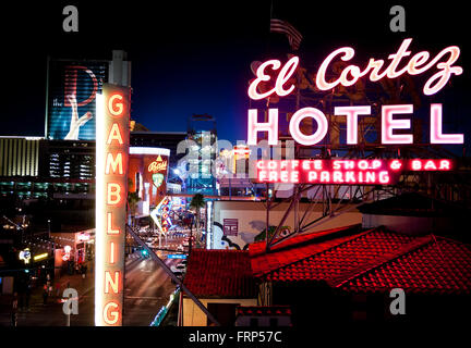 Un signe pour l'El Cortez Hotel and Casino dans la nuit dans le quartier Fremont à Las Vegas, Nevada, USA Banque D'Images