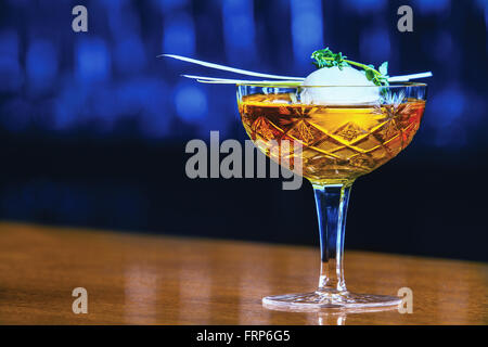 Boisson alcoolisée basé sur comptoir bar avec des boules des cubes de glace Banque D'Images