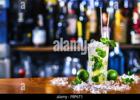 Mojito. Mojito cocktail. Verre à cocktail sur le comptoir du bar en plein air. Boisson alcoolisée. Banque D'Images