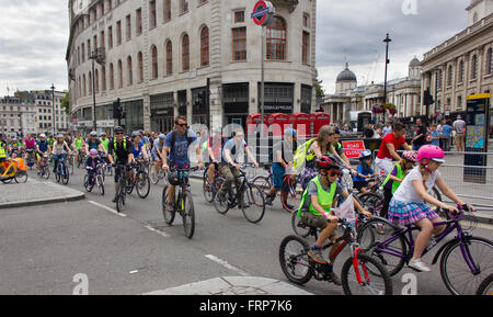 RideLondon Cycling Event - London 2015 cyclistes à 'RideLondon 2015' ; un festival à vélo avec les freeclyling. Banque D'Images