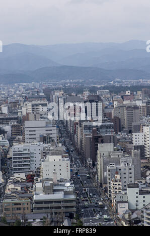 Vue de la Tour de Kyoto Karasuma bas Street et le nord de la ville avec le trafic passant par dans la rue ci-dessous Banque D'Images
