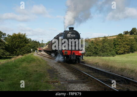 45428 4-6-0 Eric Treacy Class 5M noir 5 Stanier Goathland laissant à destination de Pickering sur le patrimoine de North York Moors Railway Banque D'Images