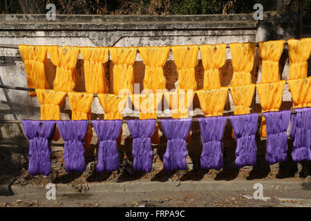 La teinture et le séchage fils colorés pour l'industrie du tissage dans Amarapura, Mandalay, Myanmar (Birmanie) Banque D'Images