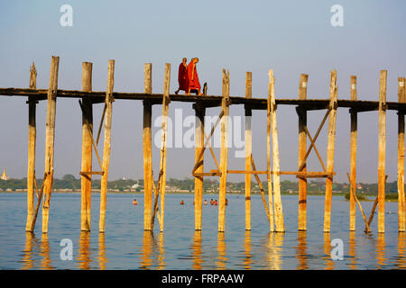 Le pont U Bein sur le lac Taungthaman dans Amarapura, Mandalay, Myanmar (Birmanie) Banque D'Images