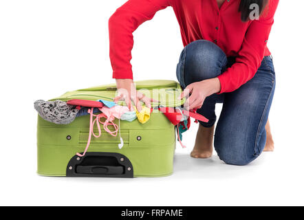 Difficile à emballer valise débordante. Sur un fond blanc. Banque D'Images