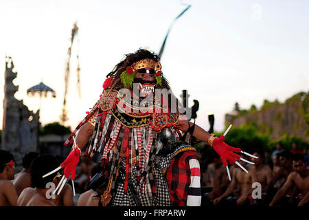 Danse Kecak est effectué à l'Indonésie Bali Uluwatu Banque D'Images