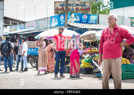 Étal de fruits au bord de la route dans le district de Kancheepuram, Maduranthakam du Tamil Nadu, avec des gens debout autour de Banque D'Images