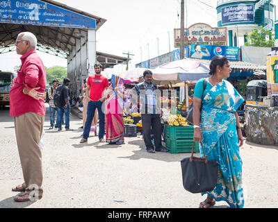 Étal de fruits au bord de la route dans le district de Kancheepuram, Maduranthakam du Tamil Nadu, avec des gens debout autour de Banque D'Images