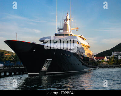 Un yacht de luxe dans le port sur l'île de St Martin, dans les Caraïbes. Ces bateaux sont souvent en location à la semaine ou mois Banque D'Images