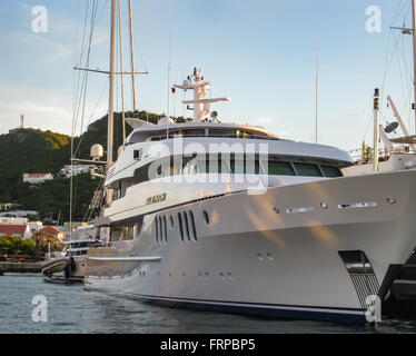 Un yacht de luxe dans le port sur l'île de St Martin, dans les Caraïbes. Ces bateaux sont souvent en location à la semaine ou mois Banque D'Images