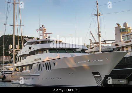 Un yacht de luxe dans le port sur l'île de St Martin, dans les Caraïbes. Ces bateaux sont souvent en location à la semaine ou mois Banque D'Images