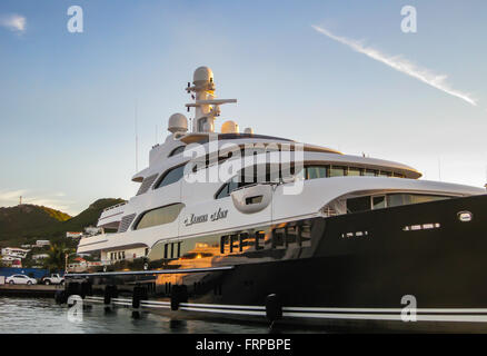 Un yacht de luxe dans le port sur l'île de St Martin, dans les Caraïbes. Ces bateaux sont souvent en location à la semaine ou mois Banque D'Images