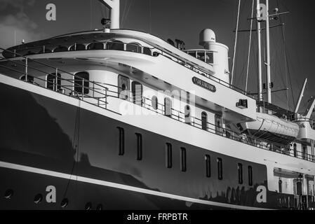 Un yacht de luxe dans le port sur l'île de St Martin, dans les Caraïbes. Ces bateaux sont souvent en location à la semaine ou mois Banque D'Images