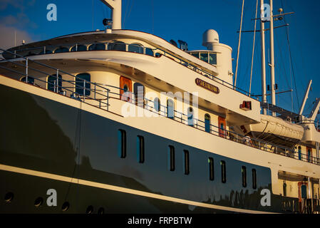 Un yacht de luxe dans le port sur l'île de St Martin, dans les Caraïbes. Ces bateaux sont souvent en location à la semaine ou mois Banque D'Images