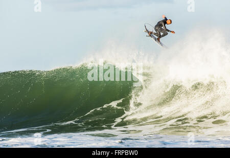 Surfeur de talent tout en essayant de l'air obtient un truc à Jeffreys Bay, Afrique du Sud Banque D'Images