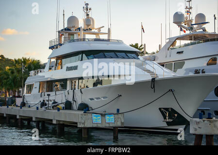 Un yacht de luxe dans le port sur l'île de St Martin, dans les Caraïbes. Ces bateaux sont souvent en location à la semaine ou mois Banque D'Images