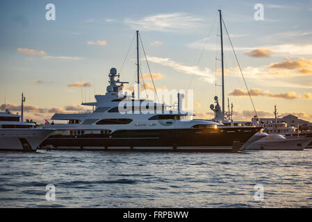 Un yacht de luxe dans le port sur l'île de St Martin, dans les Caraïbes. Ces bateaux sont souvent en location à la semaine ou mois Banque D'Images