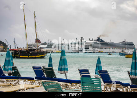 Les navires de croisière pack le port dans la distance la veille de Noël de cette vue sur la plage de Simpson Bay S. Martin. Banque D'Images