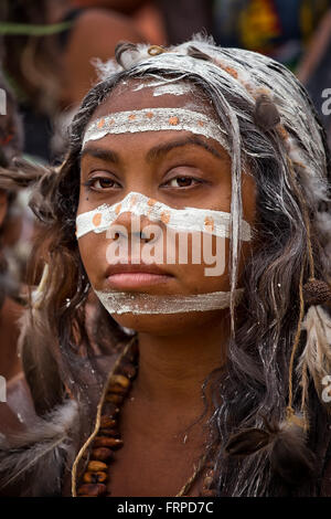Une danseuse australienne autochtone attend son tour dans un concours Banque D'Images