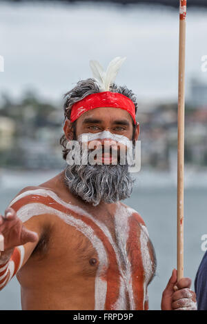 Danseur Australien autochtone avec le visage et le corps peints tenant une lance Banque D'Images