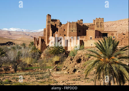 Avis de Tamdaght Kasbah près d'Aït Benhaddou, les montagnes du Haut Atlas à l'arrière, le sud du Maroc Banque D'Images