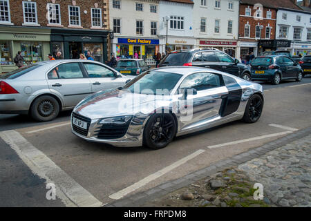 Un plaqué chrome Audi R8 Voiture de sport dans une ville du Yorkshire du Nord Banque D'Images