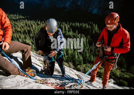 Les grimpeurs se préparent à descendre en rappel Les Grack (5.6) dans la vallée de Yosemite. Banque D'Images