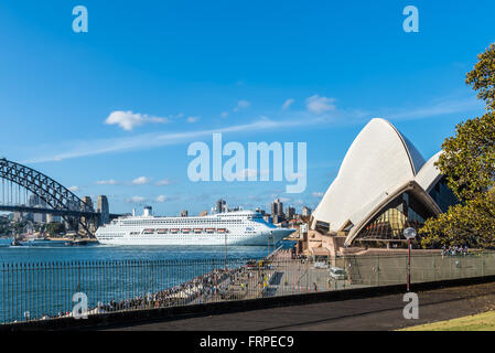 Joyau du Pacifique entre le navire de croisière le plus célèbre de Sydney - le Harbour Bridge et l'Opéra de Sydney Banque D'Images