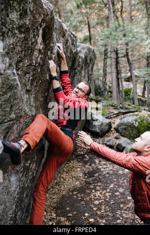 Un grimpeur bouldering sur le pain caché dans la vallée de Yosemite. Banque D'Images