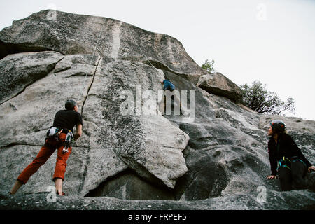 Les grimpeurs sur les fissures de grand standing (5,8) au mur dalle Swan en vallée de Yosemite. Banque D'Images