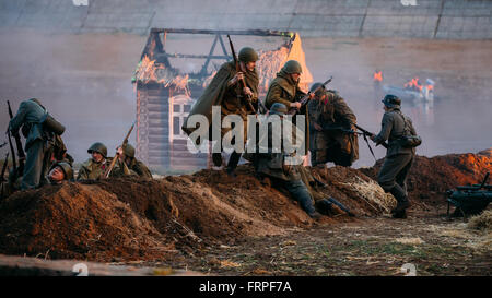 Minsk, Belarus - Mai 08, 2015 : la reconstruction de la bataille pour la libération de Minsk. Reenactors habillés en uniforme de la Seconde Guerre mondiale Banque D'Images