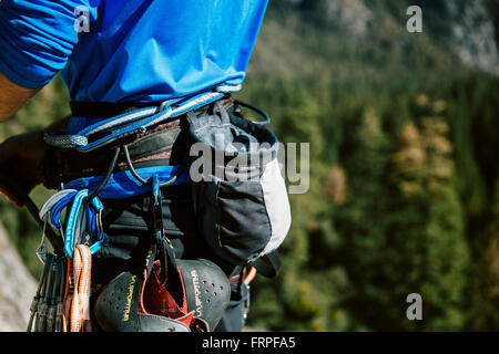 Un grimpeur en haut de Pas 3 sur dalle Swan Gully (5.6) à Yosemite. Banque D'Images