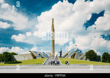 MINSK, BELARUS - 2 juin 2015 : Monument près du bâtiment du musée de Biélorussie La Grande Guerre Patriotique à Minsk, Bélarus Banque D'Images