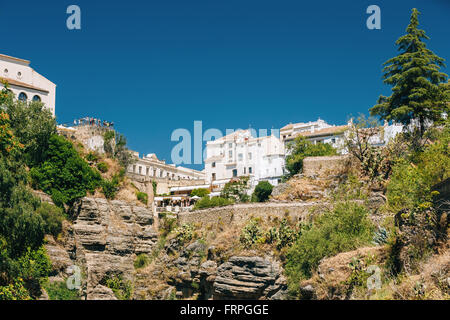 Ronda, Province de Malaga, Espagne. Le Tajo de Ronda est une gorge creusée par la rivière rio Guadalevin Banque D'Images