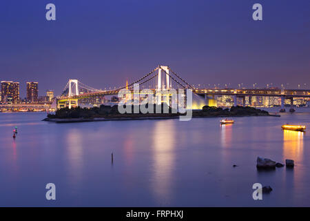 Pont en arc-en-ciel de Tokyo sur la baie de Tokyo à Tokyo, Japon. Photographié dans la nuit. Banque D'Images