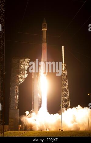 Cap Canaveral, Floride, USA. Mar 22, 2016. Le Cygnus OA-6 décollera à bord d'une fusée Atlas V Alliance lancement au Centre spatial Kennedy le 22 mars 2016 à Cap Canaveral, en Floride. Le Cygnus cygnus le lancement est prévu pour le 22 mars pour livrer des fournitures et du matériel à la Station spatiale internationale. Banque D'Images