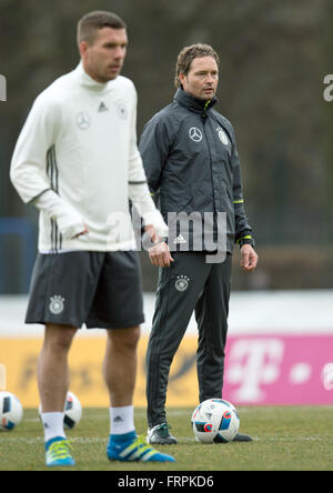 Berlin, Allemagne. Mar 23, 2016. L'entraîneur adjoint de l'Allemagne Marcus Sorg (R), avec Lukas Podolski joueur debout à côté de lui, pendant une session de formation de l'équipe nationale de football allemand à Berlin, Allemagne, 23 mars 2016. L'équipe nationale de football allemande se prépare pour son prochain match amical contre l'Angleterre qui se tiendra à Berlin le 26 mars. Photo : ANNEGRET HILSE/dpa/Alamy Live News Banque D'Images