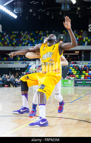 Londres, Royaume-Uni, 22 mars 2016. Le capitaine Joe Ikhinwin Lions Londres sous le panier au cours de la London Lions contre Surrey Scorchers BBL jeu à l'Arène de cuivre dans le parc olympique. Les Lions Londres gagner 103-80 Crédit : Imageplotter News et Sports/Alamy Live News Banque D'Images