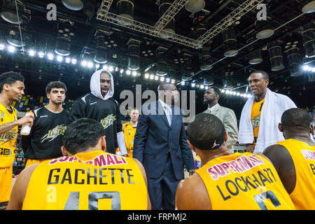 Londres, Royaume-Uni, 22 mars 2016. L'équipe des Lions de Londres et l'entraîneur Nigel Lloyd à la fin d'un temps d'arrêt au cours de la London Lions contre Surrey Scorchers BBL jeu à l'Arène de cuivre dans le parc olympique. Les Lions Londres gagner 103-80 Crédit : Imageplotter News et Sports/Alamy Live News Banque D'Images