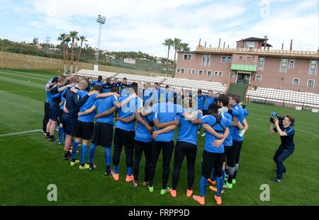 Marbella, Espagne. Mar 23, 2016. L'équipe de football de Bruge observer une minutes de silence pour les gens qui ont été blessés et morts dans l'attaque terroriste de Bruxelles le 22 mars. Michel Preud'homme(formateur) avec ses joueurs : Action Crédit Plus Sport/Alamy Live News Banque D'Images