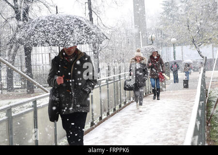 Sarajevo, Bosnie-Herzégovine (BiH). Mar 23, 2016. Les gens marcher dans la neige à Sarajevo, Bosnie-Herzégovine (BiH), le 23 mars 2016. Credit : Haris Memija/Xinhua/Alamy Live News Banque D'Images